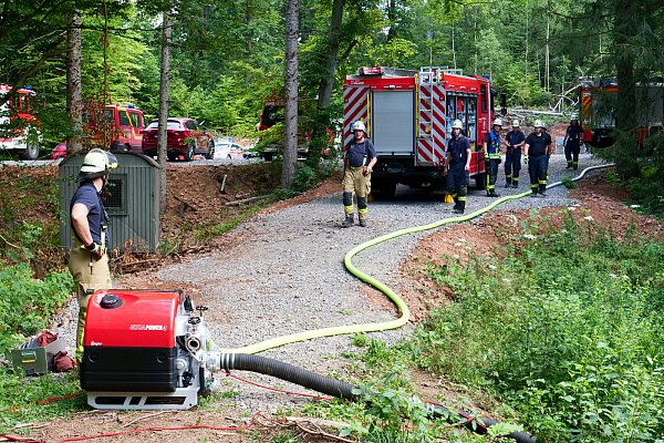 Bei der Waldbrand-Übung am Wochenende wurde die Löschwasserentnahme mit eine Tragkraftspritze am Buker Meer durchgeführt. Damit im Fall der Fälle genug Wasser angesaugt werden kann, müssen Löschteiche nun dafür gesäubert werden. - © Ralph Meyer