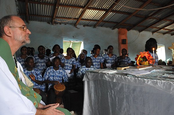 Pater Lohre, hier bei einem Gottesdienst, betrachtet Mali längst als sein Zuhause. - © Raphael Athens