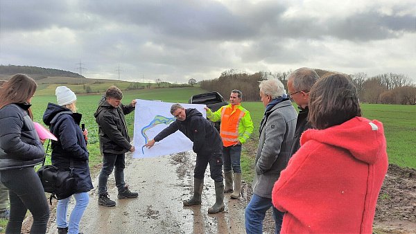 Kai Otte-Witte und Christof Münstermann erklären die Renaturierungsmaßnahme: Der nun beginnende Bauabschnitt soll möglichst bis Ende des Septembers fertiggestellt sein. - © Madita Schellenberg