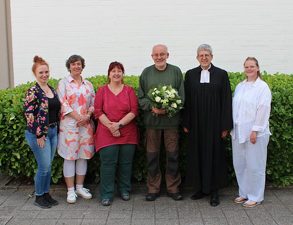 Synodalältester Wolfgang Dzieran (4. v. l.) ) wurde von Superintendent Volker Neuhoff (2. v. r.) aus dem KSV verabschiedet. Eingeführt wurden (v. l.) Lisa Timmerberg als stellv. Synodalälteste, Pfarrerin Patrizia Müller als stellv. Scriba, Sonja Heine als Synodalälteste und Debbie Heinemann als Vertreterin junger Menschen. - © EKP/Oliver Claes
