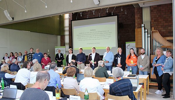 Die neuen Synodalen des Evangelischen Kirchenkreises Paderborn nach ihrem Gelöbnis. Superintendent Volker Neuhoff (Mitte) dankte ihnen dafür, dass sie Verantwortung im Kirchenkreis übernehmen. - © EKP/Oliver Claes