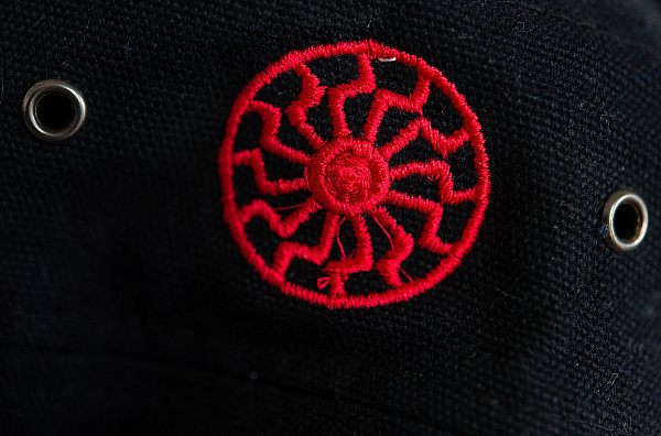 Die Illustration zeigt das Symbol der Schwarzen Sonne. - © picture alliance / dpa