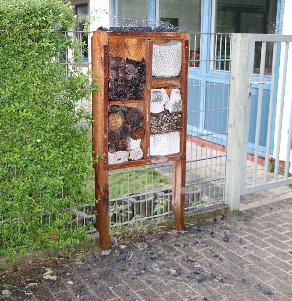 Ein Insektenhotel ist in Flammen aufgegangen. - © Thorsten Heß