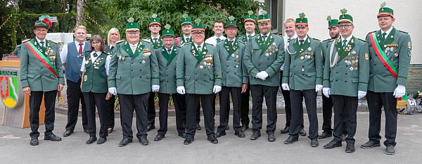 Brudermeister Heinrich Kürpick mit den Geehrten. - © Schützenbruderschaft St. Hubertus Sande