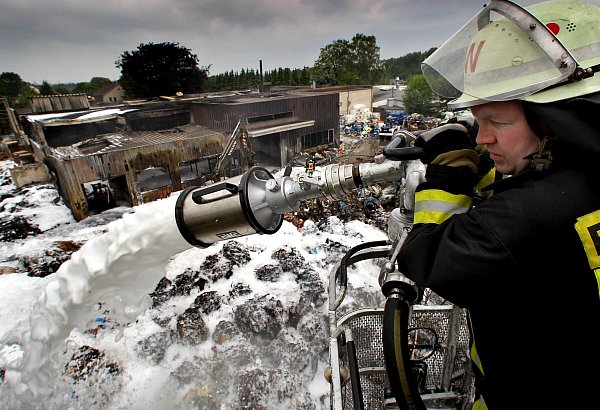 Auch Tage nach dem Ausbruch des Großbrands mussten Feuerwehrleute mit Schaum und Wasser löschen. - © Sarah Jonek