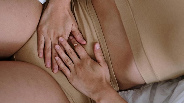 Heftige Schmerzen im Unterleib gehören für Frauen mit Endometriose während der Periode zum Alltag. - © Pexels/cottonbro studio