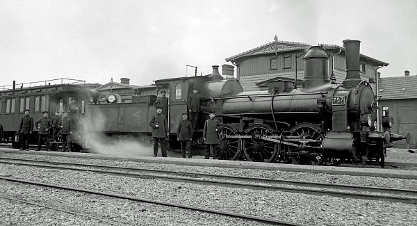 Stolz ließ sich das Eisenbahn-Personal im Bahnhof Rahden vor der preußischen Schlepptender-Lok "Münster 757" ablichten. Die Bahnstrecke war just eröffnet worden und hatte dem Landkreis Lübbecke den Anschluss an die große weite Welt gebracht. - © Stadtarchiv Rahden / Sammlung Tielbürger