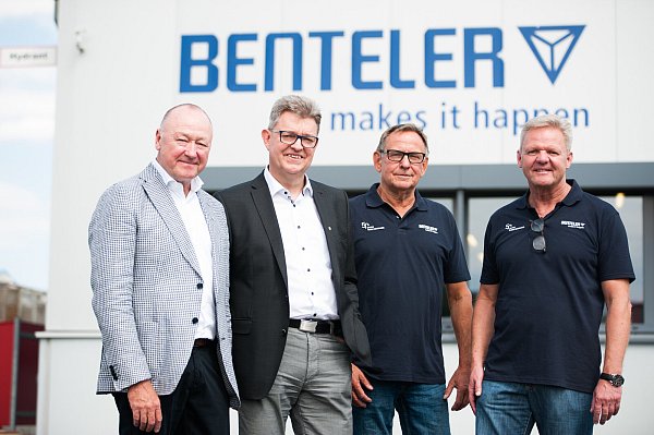 Benteler-Werksleiter Bernhard Hillekes (r.) mit dem ersten Warburger Auszubildenden Willi Kleinschmidt (2. v. r.) sowie Andreas Schafmeister (l.), Werksleiter des benachbarten Brauns Heitmann, und Henning Wagner, Director Operations bei Brauns Heitmann. - © Benteler/Left Art