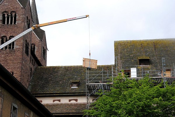 Spektakulärer Einzug der Balganlage: Auf dem Luftweg sind die Bälge im Mai 2020 in den Dachraum der Kirche überführt worden. - © Gemeinde