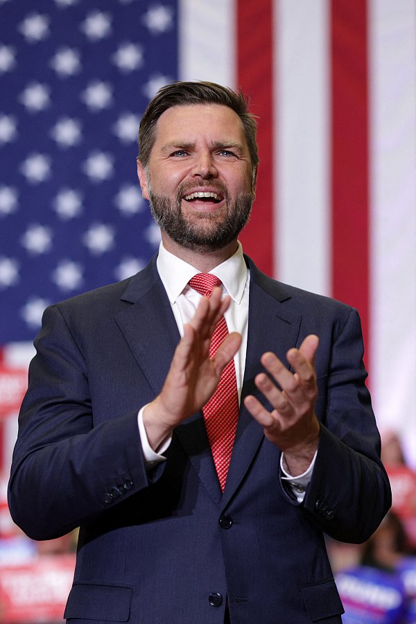 Trumps Vizekandidat J.D. Vance hat sich bereits auf Kamala Harris eingeschossen. - © 2024 Getty Images
