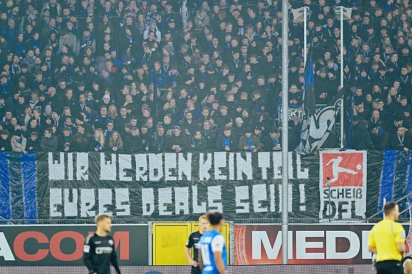 Beim Hinrundenfinale gegen Rostock hatte auch die aktive Fanszene des SC Paderborn gegen den geplanten Investorendeal der DFL protestiert. - © Besim Mazhiqi