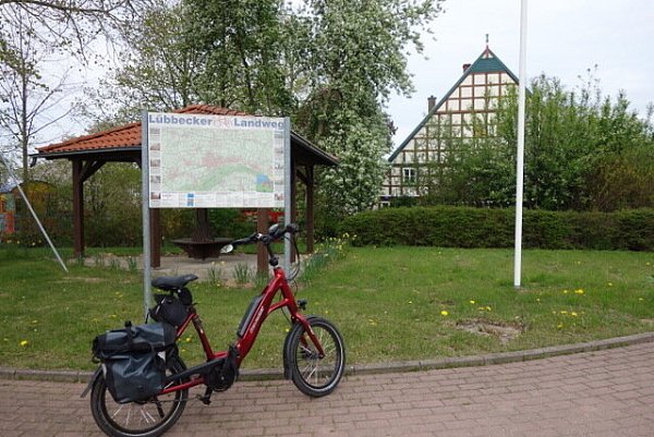 Am Rastplatz in Obermehnen ist der "Lübbecker Landweg" auf einer Karte dargestellt. - © Erika Müller