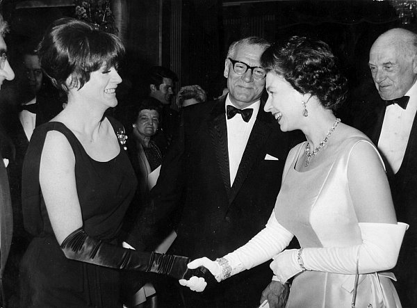 1966, London: Königin Elizabeth II. neben Sir Laurence Olivier im Gespräch mit Dame Maggie Smith (l.). - © PA