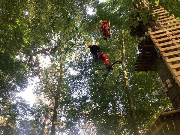 Nach dem Einsatz nutzten die Höhenretter der Paderborner Feuerwehr den Kletterwald noch für eine spontane Übung. - © Feuerwehr Paderborn