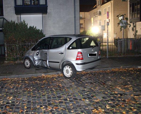Bei einer Verfolgunsjagd in Bielefelds Innenstadt wurde dieser Mercedes stark beschädigt. Der Verursacher entkam. - © Polizei Bielefeld