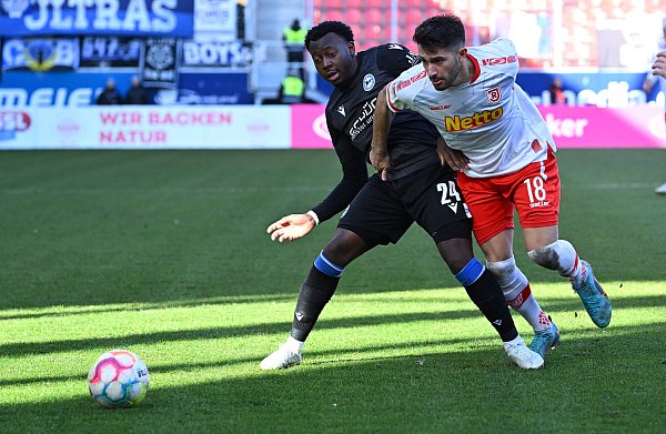 Aygün Yildirim (r.) behauptet sich im Trikot von Jahn Regensburg gegen Arminia Bielefelds George Bello. Künftig trägt Yildirim Schwarz-Weiß-Blau. - © IMAGO/Zink