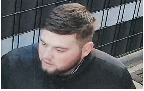 Die Polizei hat Fotos aus einer Überwachungskamera gesichert, die beide Tatverdächtige zeigen. - © Polizei Paderborn