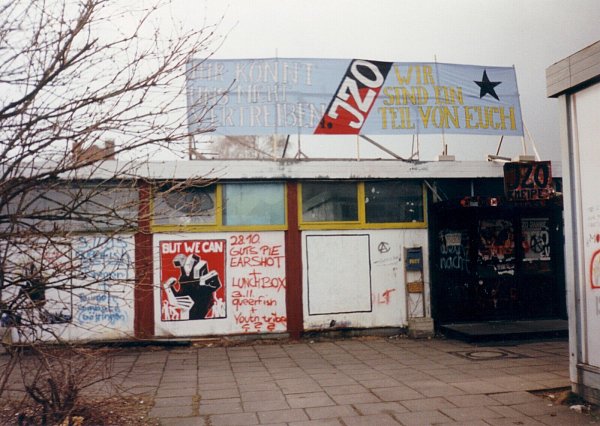 Die alten Pavillions unterhalb des Rathausplatzes dienen 1,5 Jahre als Übergangslösung. - © JZO