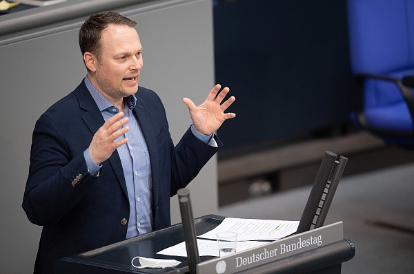 Die Anfeindungen gegen Politikerinnen und Politiker nähmen zu, erklärt der Grünen-Politiker Kai Gehring. - © Christophe Gateau