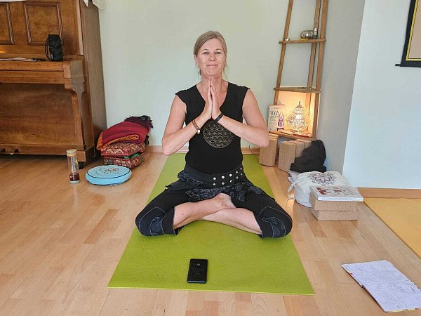 Gaby Prinz bietet Yoga-Kurse in unterschiedlichen Schwierigkeitsstufen an. - © Alexandra Stratmeier