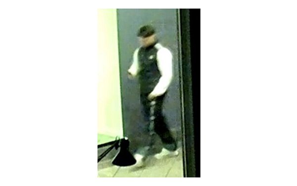 Weiße Turnschuhe, schwarze Hose mit weißen Streifen, eine schwarze Jacke mit weißen Ärmeln - eine Kamera filmte den gesuchten Tatverdächtigen. - © Polizei Herford