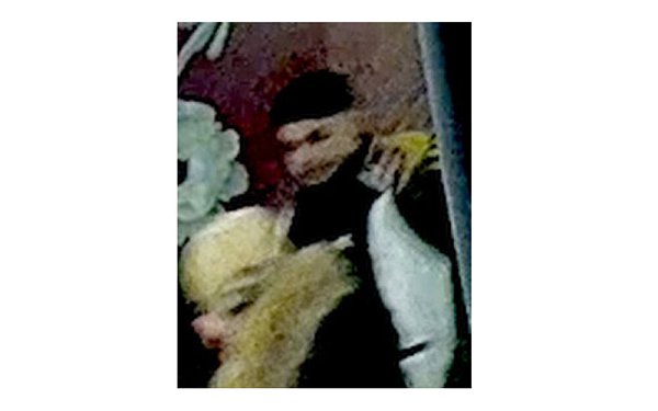 Eine Sicherheitskamera hat den Verdächtigen aufgenommen. Das Gesicht des auffällig gekleideten jungen Mannes ist nur schwer erkannbar. - © Polizei Herford