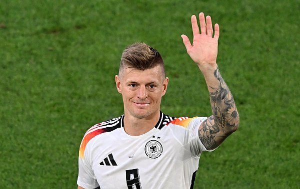 Deutschlands Toni Kroos verabschiedet sich von den Fans. - © Bernd Weißbrod