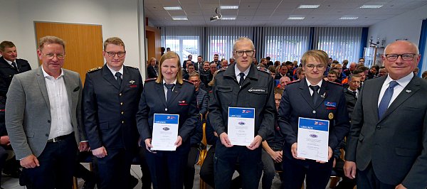 Geehrt für ihre Verdienste um die Jugendfeuerwehr wurden Carina Berens (3. v. l.), Holger Hesse (3. v. r.) und Barbara Langehenke. Zu den Gratulanten gehörten (v. l.) Salzkottens Bürgermeister Ulrich Berger, Vize-Kreisbrandmeister Tobias Rupprecht und Vize-Landrat Hans-Bernd Janzen (r.). - © Ralph Meyer