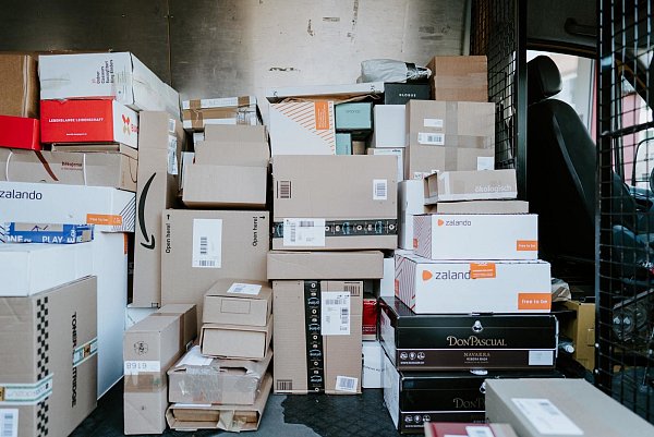 Täglich müssen Zusteller eine große Anzahl Pakete überbringen. DHL will an einige Kunden bald nur noch kontaktfrei ausliefern. - © Unsplash (Symbofoto)