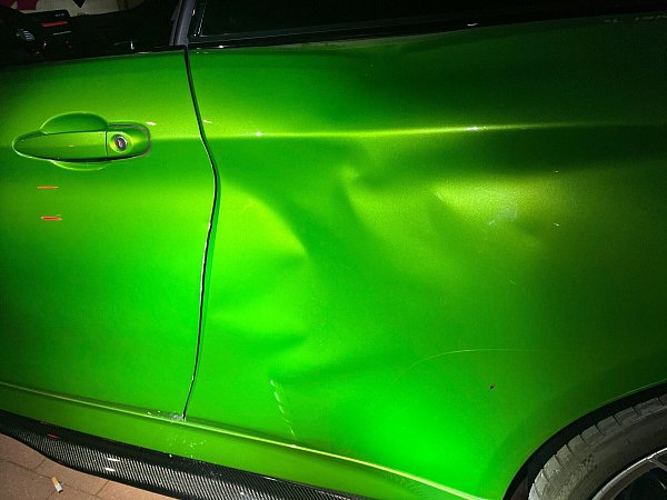 An den Fahrzeugen der sechs Helfer entstand ein Sachschaden von 43.000 Euro. - © Polizei