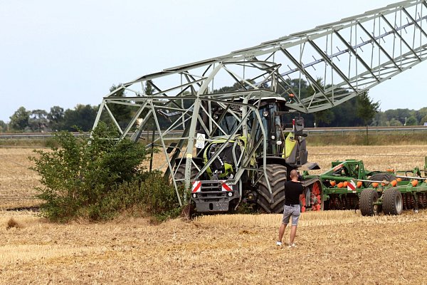 Schöne Bescherung: Der Traktor unter dem Strommast. - © Thomas Schmitz