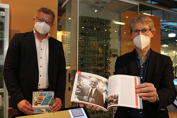 HNF-Geschäftsführer Jochen Viehoff (l.) und Pressesprecher Andreas Stolte präsentieren den neuen, 256 Seiten starken Museumsführer. Weil zurzeit das Tragen einer medizinischen Maske im Museum verpflichtend ist, wurde darauf auch auf dem Foto nicht verzichtet. - © Sebastian Beeg