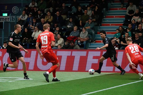 Niclas Nadj, der hier im Gruppenspiel gegen Oberhausen am Ball ist, bewies seine Hallenqualitäten und harmonierte recht gut mit Filip Bilbija (l.). - © SC Paderborn 07