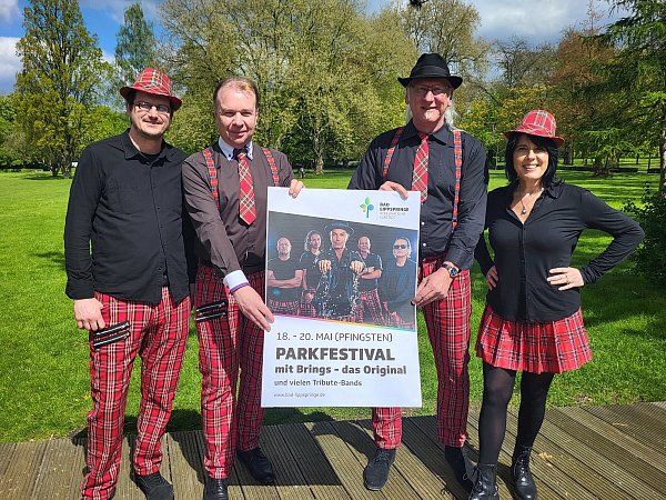 Thomas Fischer (v. l.), Bürgermeister Ulrich Lange, Andreas Marotzke vom Veranstaltungsteam und Stadtmarketing-Chefin Asli Noyan freuen sich im typischen Brings-Outfit auf das Parkfestival. - © Stadt Bad Lippspringe