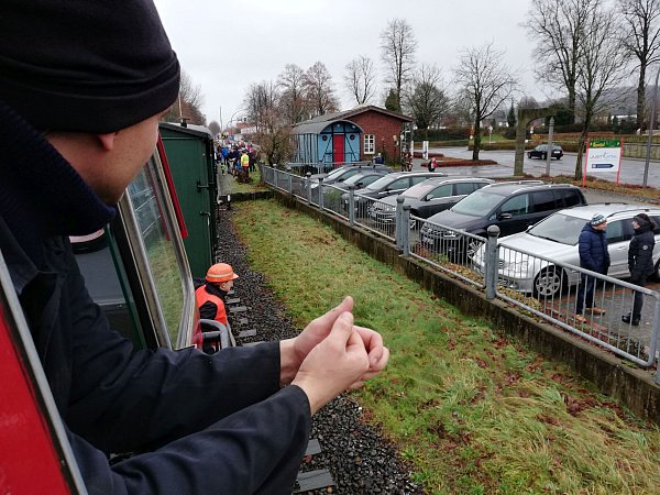 Lokführer Andreas Wolf hatte den besten Überblick - auch auf den Bahnsteig in Bad Essen, der Heiligabend angesichts vieler Fahrgäste sehr belebt war. - © Joern Spreen-Ledebur