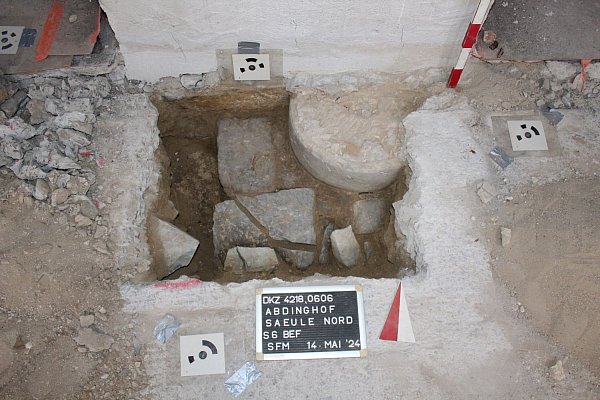 Gefunden wurde auch diese Säulenbasis unter dem nordöstlichsten Pfeiler der Arkadenwand, zwischen Mittelschiff und nördlichem Seitenschiff der Abdinghofkirche in Paderborn. - © Foto: LWL/P. Albert