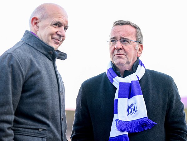 Bundesverteidigungsminister Boris Pistorius (r.) und DFB-Präsident Bernd Neuendorf waren am Samstag beim Zweitligaduell zwischen Osnabrück und Paderborn live dabei. - © picture alliance