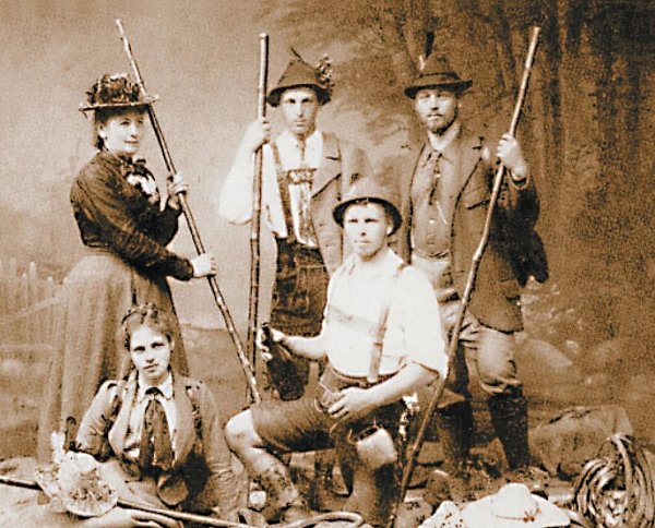 Fein rausgeputzt: Moritz (r.) und Julius Wallach (2. v. r.), trugen selbst Lederhose. Das Foto, eine Atelieraufnahme um 1900, zeigt sie mit ihrer Mutter Julie (l.) und den Geschwistern Else und Adolf. - © Archiv