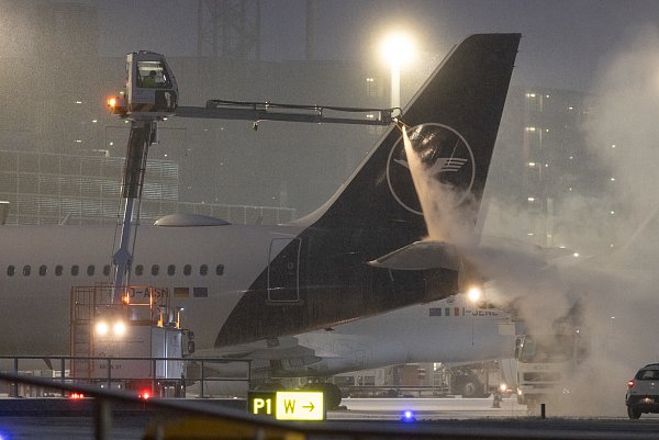 Ein Flugzeug der Lufthansa wird enteist. Wegen der anhaltenden Glättegefahr wurden am Frankfurter Flughafen auch für Donnerstag viele Flüge annulliert. - © Lando Hass /dpa