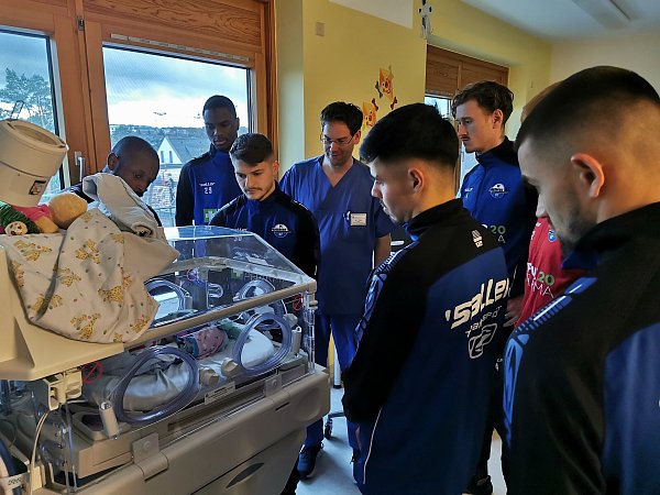 Die Mannschaft bestaunt ein Neugeborenes in der Kinderklinink St.Louise. - © St. Vincenz-Krankenhaus