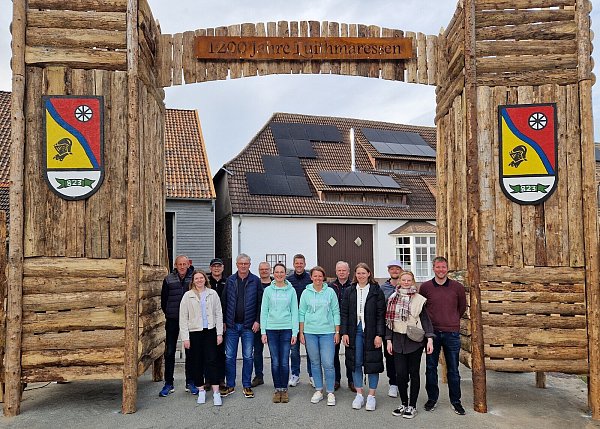 Zwischen den neu gebauten Wehrtürmen: Mitglieder des Orga-Teams von Heiner Husemann (v. l.), Kira Mönnekes, Karl-Josef Kruse, Martin Sagel, Thorsten Bahr, Kirsten Voß, Mark Sonderer, Katharina Beverungen, Wilfried Markus, Annika Husemann, Jannik Sonderer, Nele Sage und Stefan Steiner. - © Privat