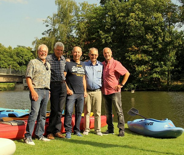 Auch der Vorstand des Kanuvereins kann sich über die Geschichten und Anekdoten ihrer Vorgänger amüsieren: Hans Dieter Junggebauer (v.l.), Hans Joachim Stallmeier, Aribert Dekens, Horst Kottmeyer und Walter Junggebauer. - © Andreas Jürgensmeyer