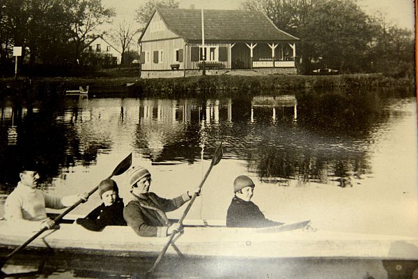 Der Kanusport hat in Bad Oeynhausen eine lange Tradition. Im Hintergrund das alte Bootshaus, welches 1956 dem Hochwasser zum Opfer fiel. - © Andreas Jürgensmeyer