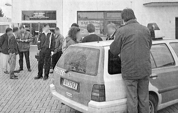 Der Zeitungsausriss zeigt Ermittler der Polizei am Tatort. - © Frank-Michael Kiel-Steinkamp