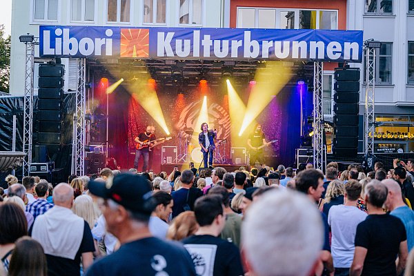 Zahlreiche kostenlose Livekonzerte, unter anderem auf der Kulturbrunnen-Bühne am Paderborner Rathaus, gehören zum Libori-Programm. - © Stadt Paderborn/Besim Mazhiqi