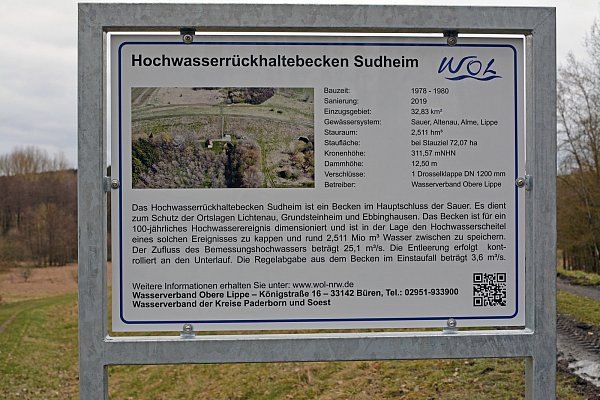 Die Info-Tafel am Lichtenauier Hochwasserrückhaltebecken Sudheim gibt Erläuterungen. - © Kreis Paderborn