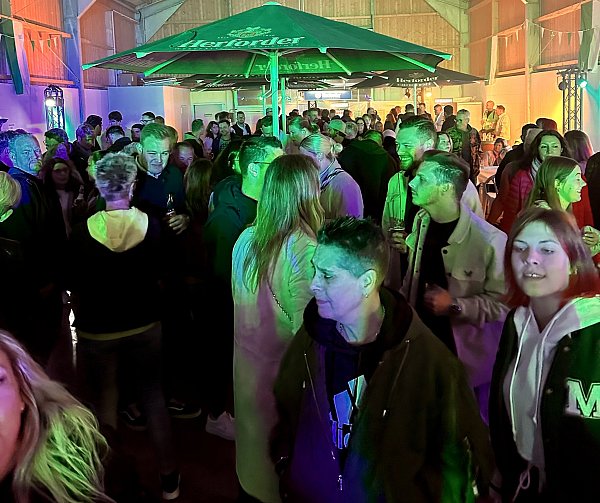 Mit den Besucherzahlen bei der Maiparty und auch am Schützenfestsonntag zeigten sich die Oetinghauser Schützen sehr zufrieden. - © Schützen Oetinghausen