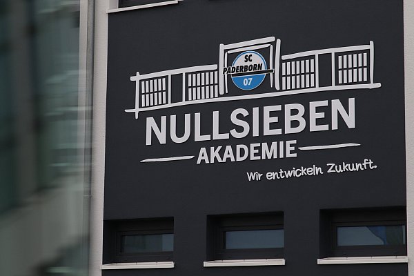 Das neue Logo des SCP-Nachwuchsleistungszentrums, das ab sofort den Namen "Nullsieben Akademie" trägt. - © SC Paderborn 07