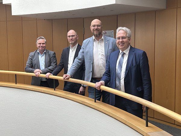 Landrat Jürgen Müller (v. r.) zusammen mit Jens Kosmiky, Hartmut Wiesemann und Bürgermeister Tim Kähler. - © Patrick Albrecht