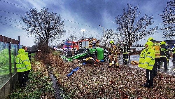 Ein Bauhof-Mitarbeiter kam mit seinem Klein-Bagger von der Straße ab und kippte um. - © Gerald Dunkel